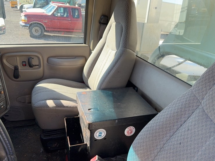 2004-gmc-5500-image-22