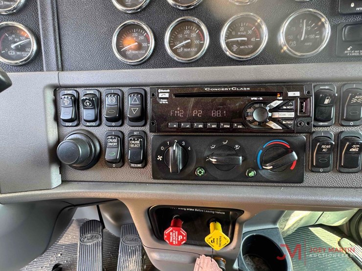 2015-peterbilt-389-image-33