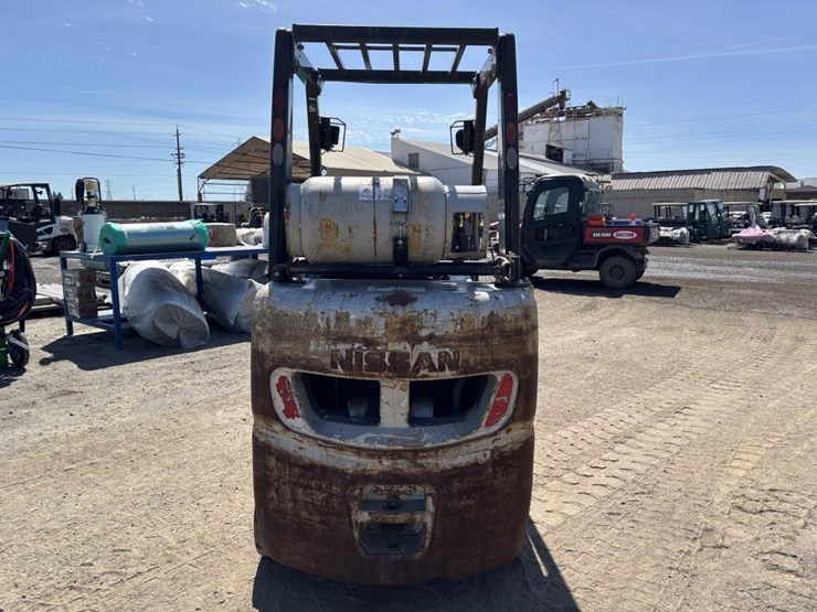 2011-nissan-mcp1f2a25lv-image-8