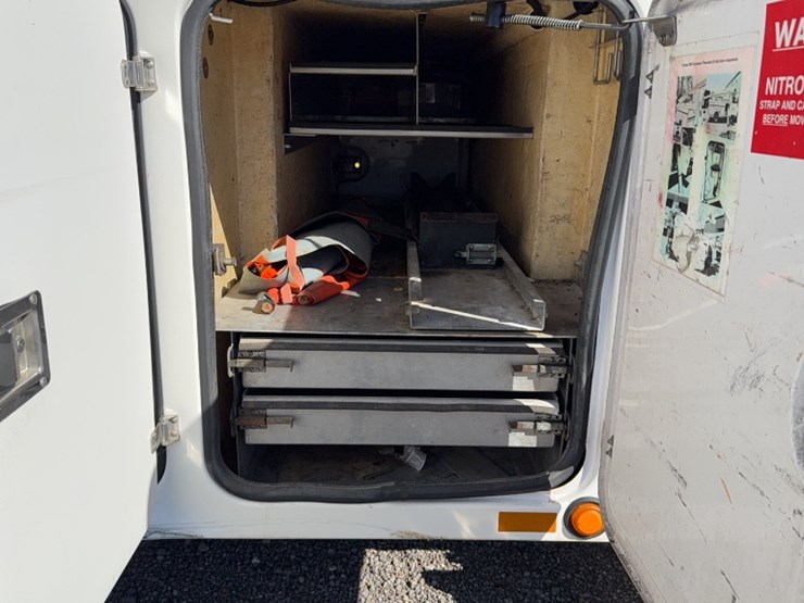 2004-gmc-5500-image-8