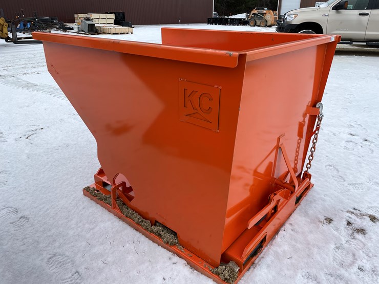 #2000-•-2-yard-self-dumping-hopper-image-5