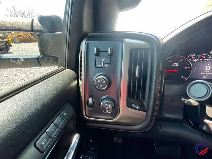 2015-gmc-3500-image-82