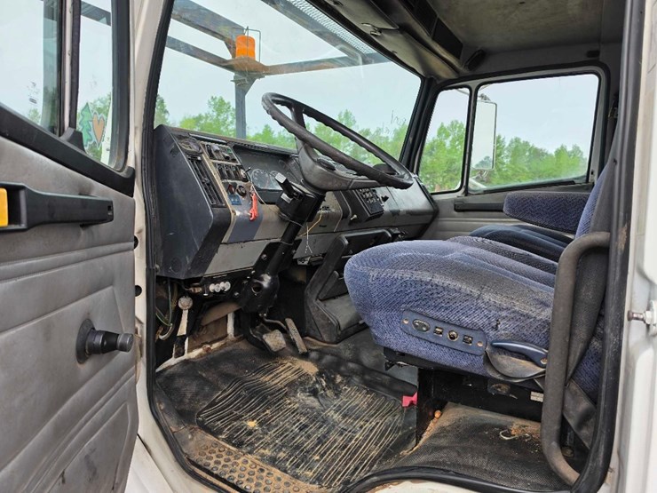 2001-freightliner-fl70-image-15