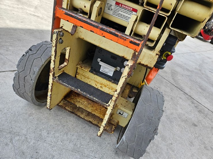 jlg-2630es-image-40