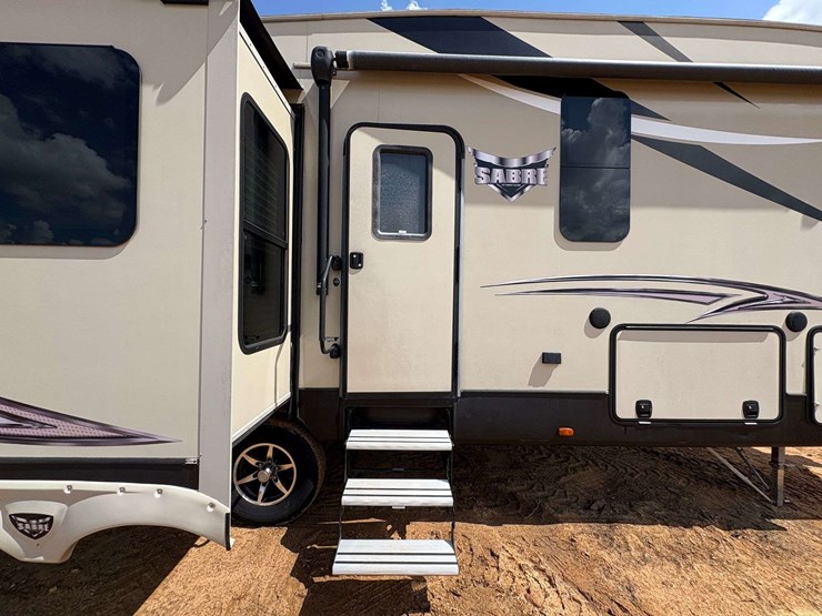 2016-forest-river-sabre-5th-wheel-travel-trailer-image-25