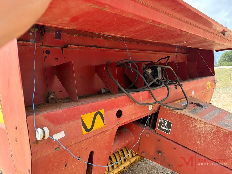 new-holland-660-image-12