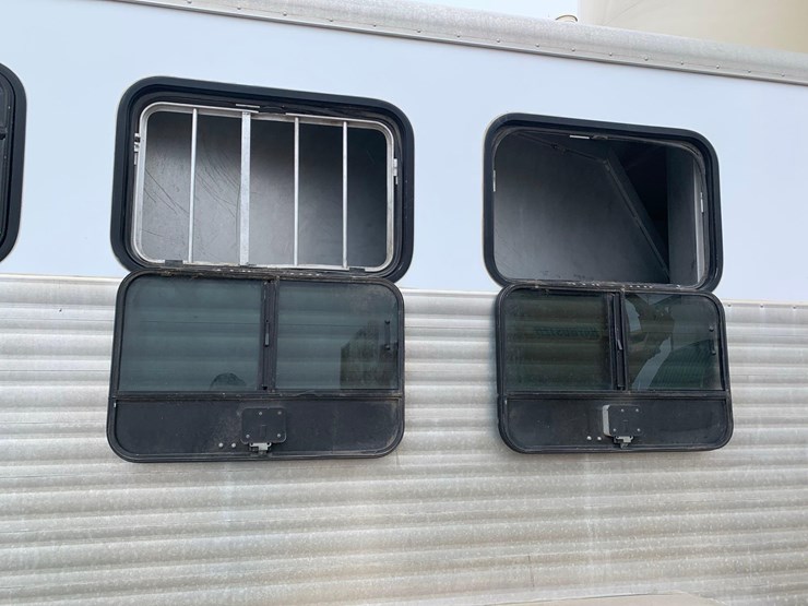 2003-exiss-sport-horse-trailer-image-18