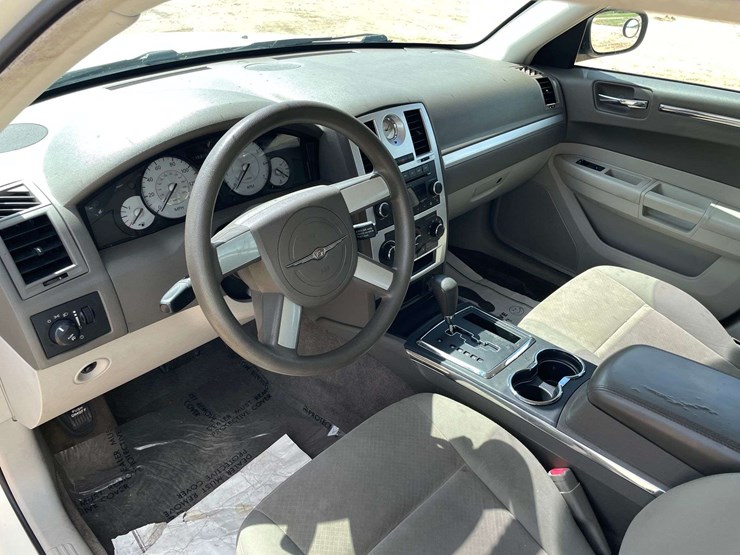 2010-chrysler-300-4-door-sedan-(119,302-miles)-image-11