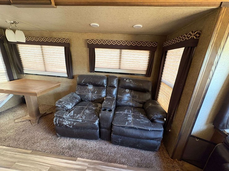 2016-forest-river-sabre-5th-wheel-travel-trailer-image-14