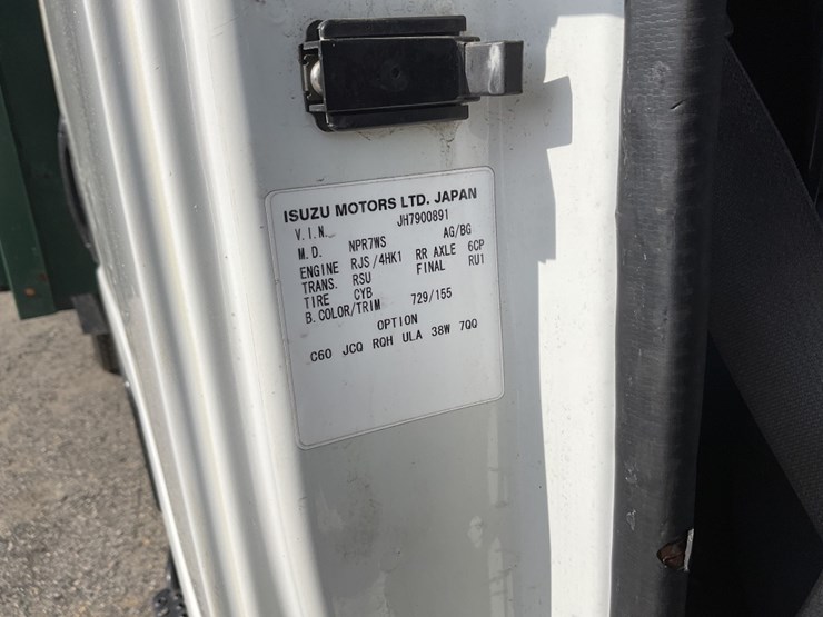 2017-isuzu-nqr-image-12