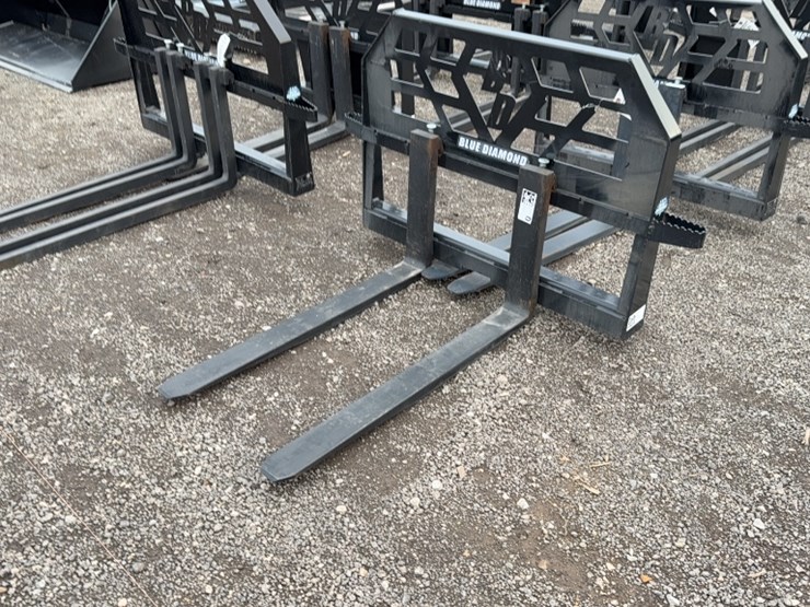 #2028-•-blue-diamond-42"-skid-steer-pallet-forks-image-1