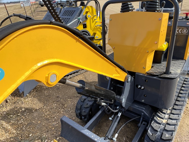 #900-•-landhonor-mini-excavator-image-12