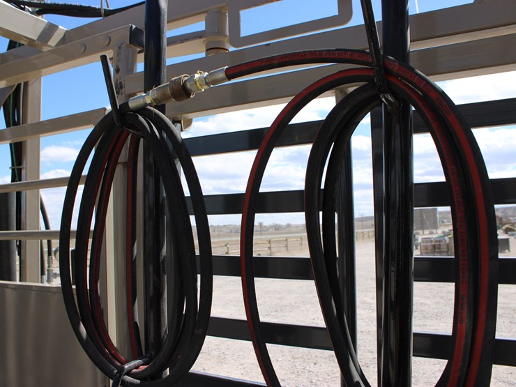 #1085-•-new-circle-t-portable-hydraulic-squeeze-chute-image-27