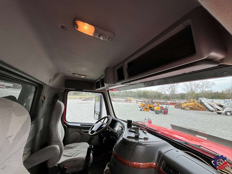 2011-volvo-truck-vhd-tri-axle-dump-truck-image-70