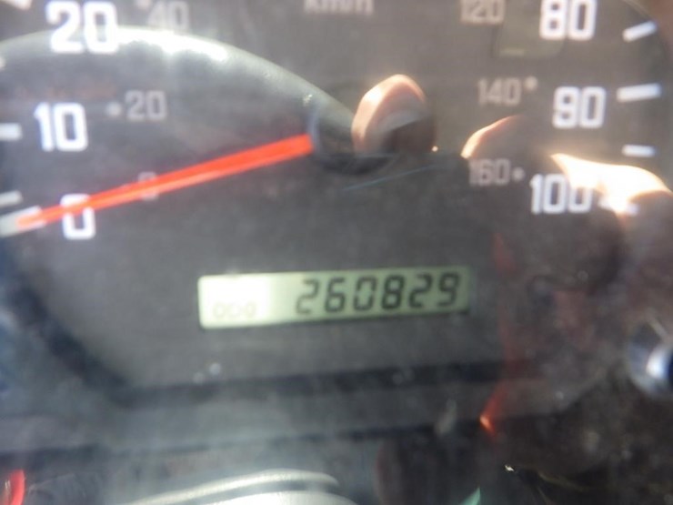 2010-isuzu-npr-image-22