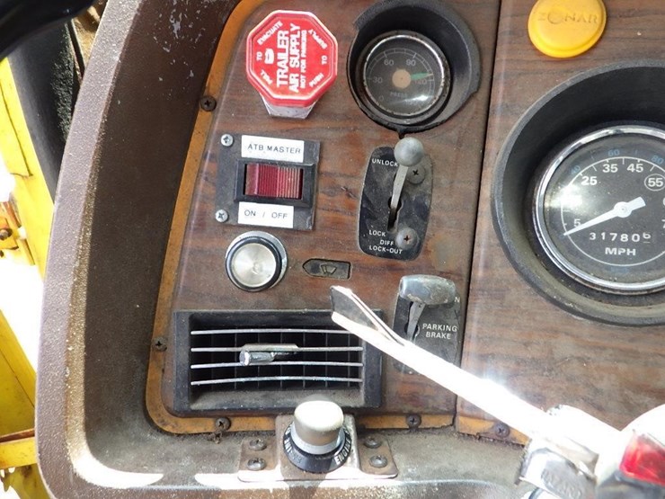 1984-ford-9000-image-32