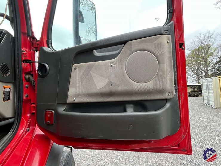 2011-volvo-truck-vhd-tri-axle-dump-truck-image-65