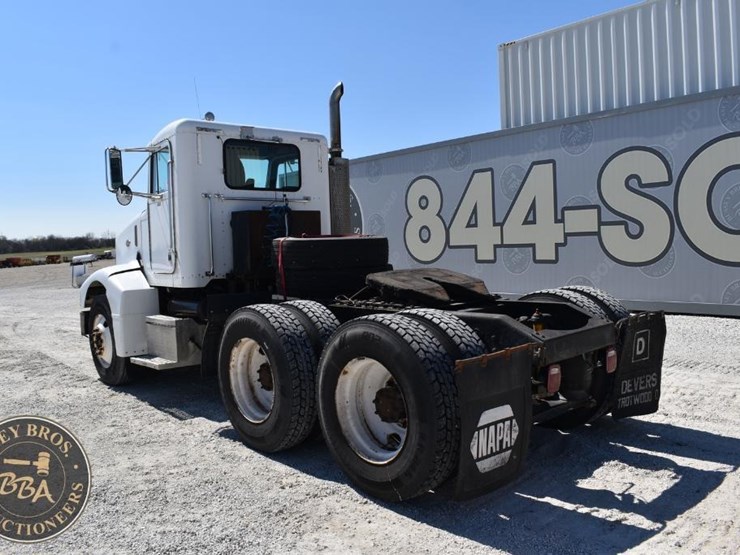 2002-peterbilt-385-image-8