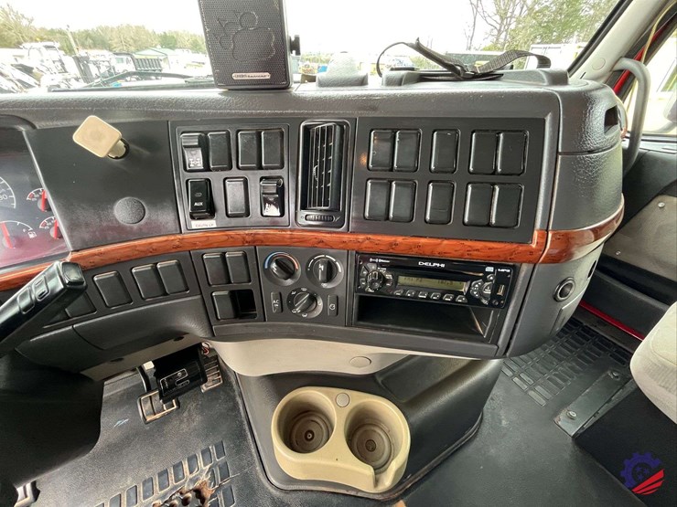 2011-volvo-truck-vhd-tri-axle-dump-truck-image-82