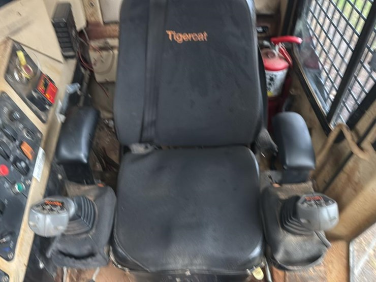 2010-tigercat-lx822c-image-41