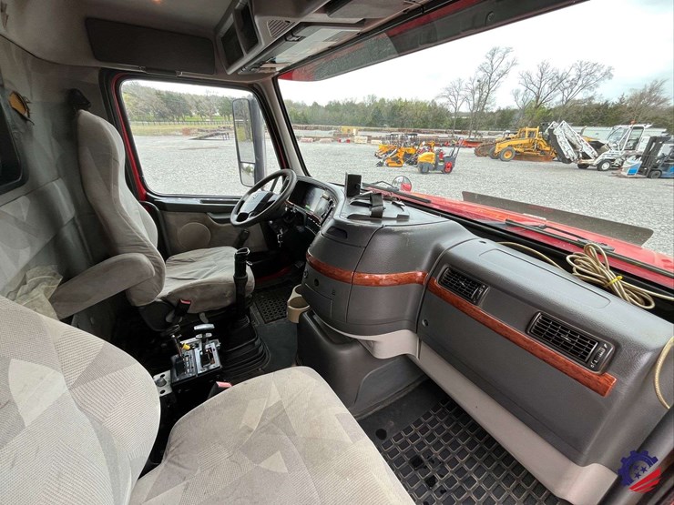 2011-volvo-truck-vhd-tri-axle-dump-truck-image-69