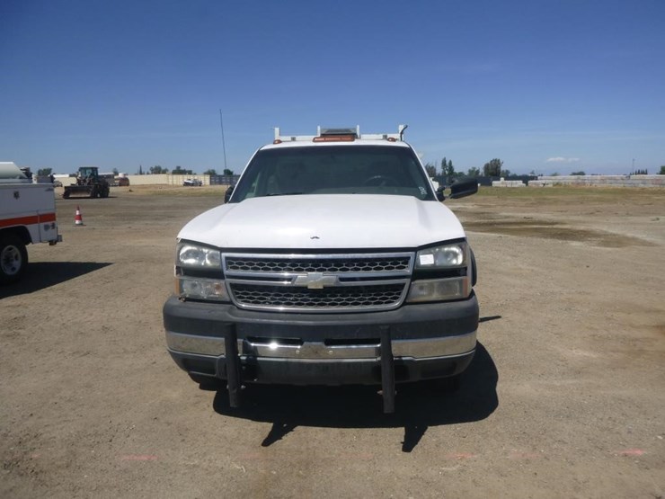 2005-chevrolet-3500-image-10