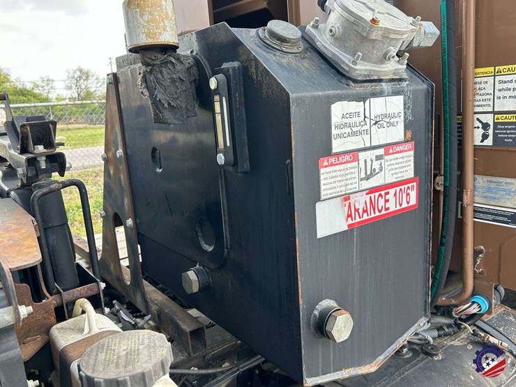 2013-ud-ud3300-s/a-garbage-truck-image-30