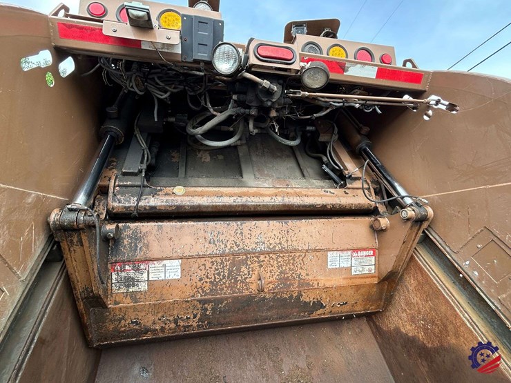 2013-ud-ud3300-s/a-garbage-truck-image-54