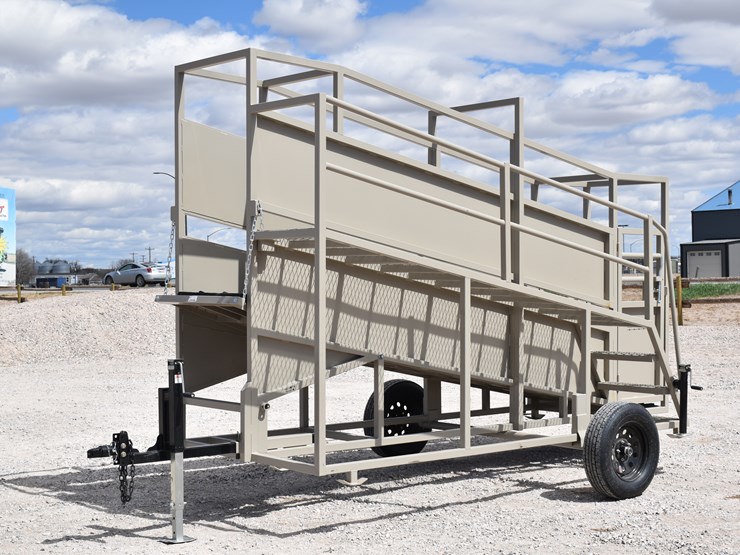 #1084-•-new-circle-t-portable-loading-chute-with-catwalk-image-31