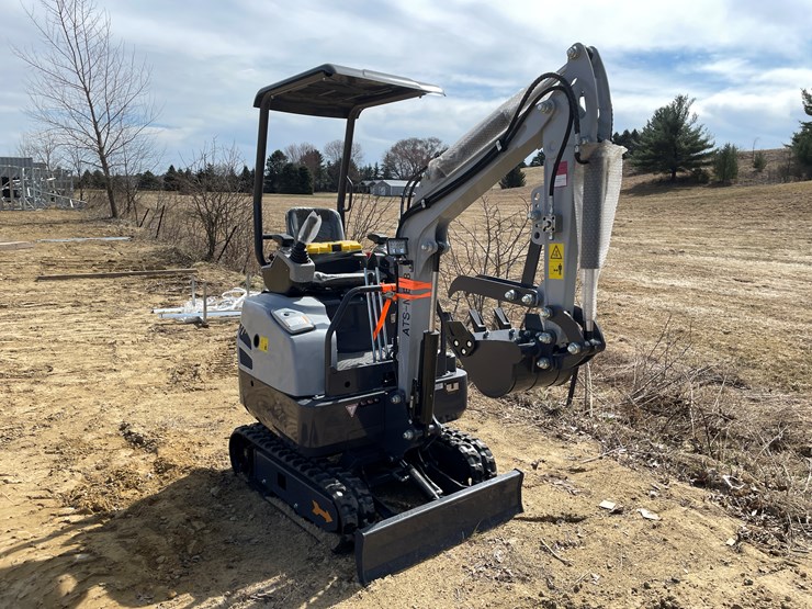 #902-•-new-land-hero-rt15r-mini-excavator-image-3