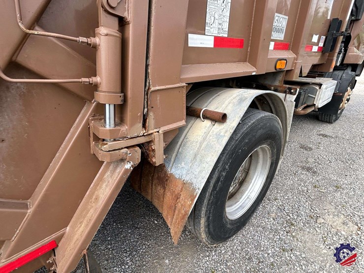 2013-ud-ud3300-s/a-garbage-truck-image-60