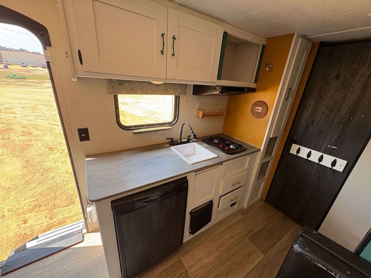 2021-keystone-hideout-travel-trailer-image-8