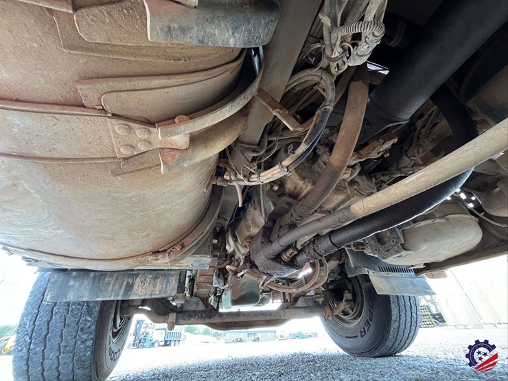 2011-volvo-truck-vhd-tri-axle-dump-truck-image-33