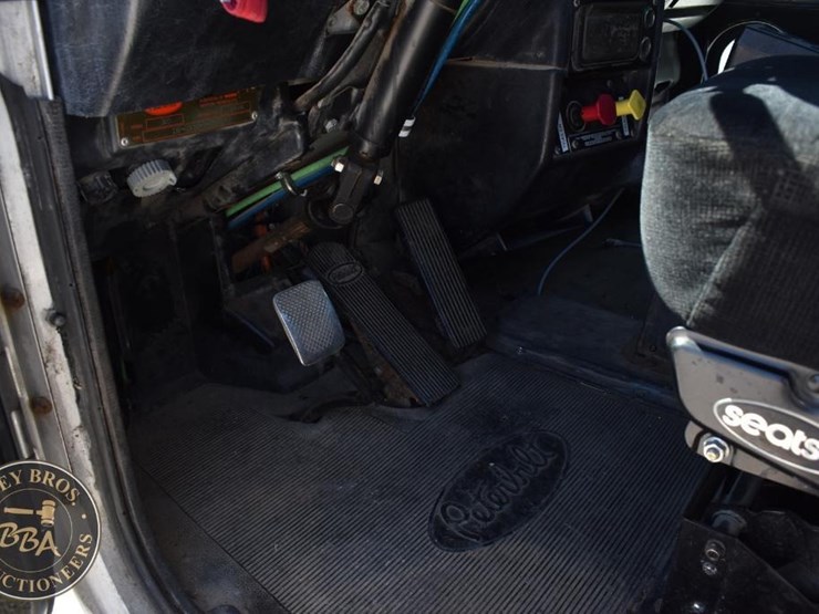 2002-peterbilt-385-image-38