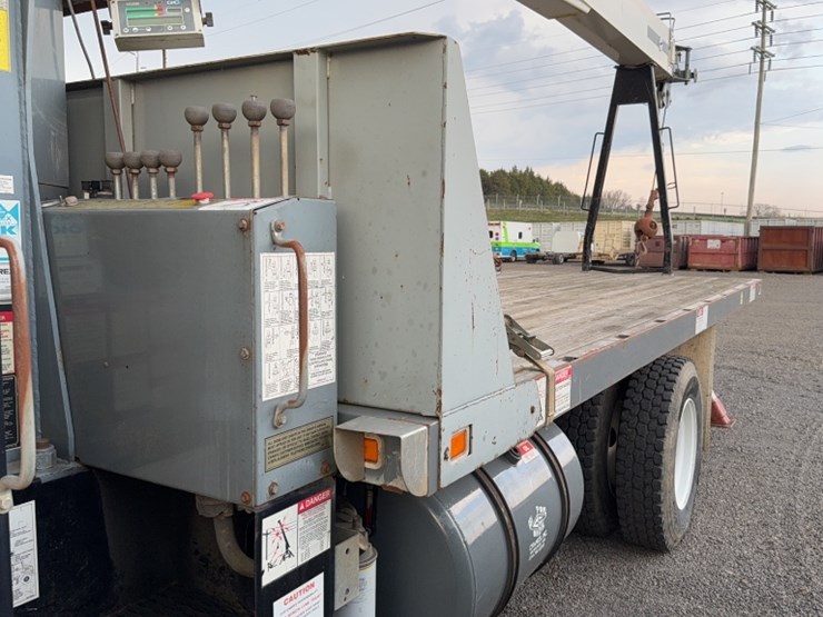 2006-ford-750-image-15