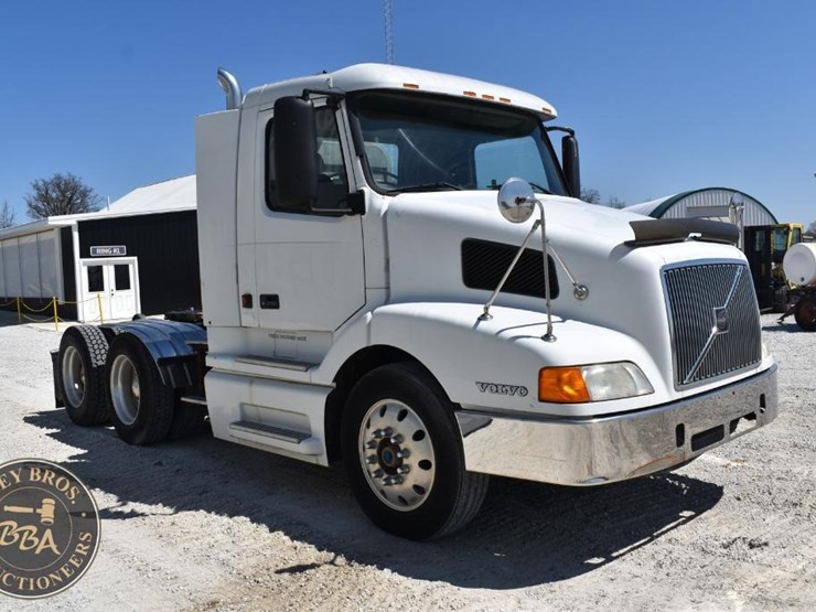 1999-volvo-vnl64t300-image-16