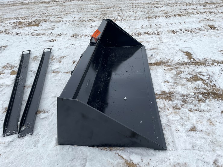 #2040-•-skid-steer-mount-90"-bucket-with-blade-image-4