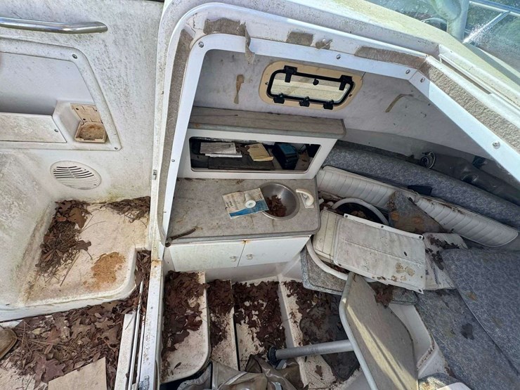 robalo-2240-walkaround-yacht-boat-with-cabin-image-18