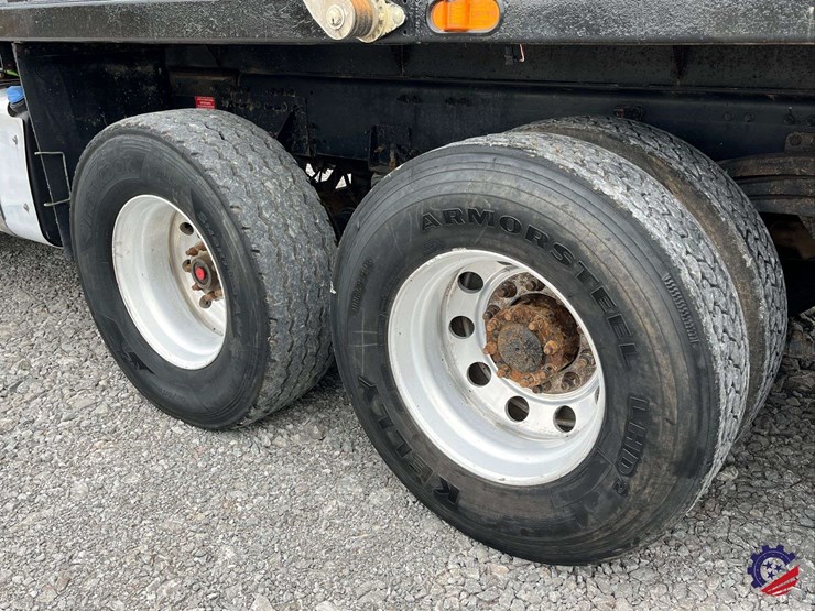 2011-volvo-truck-vhd-tri-axle-dump-truck-image-9