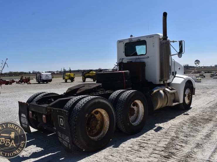 2002-peterbilt-385-image-11