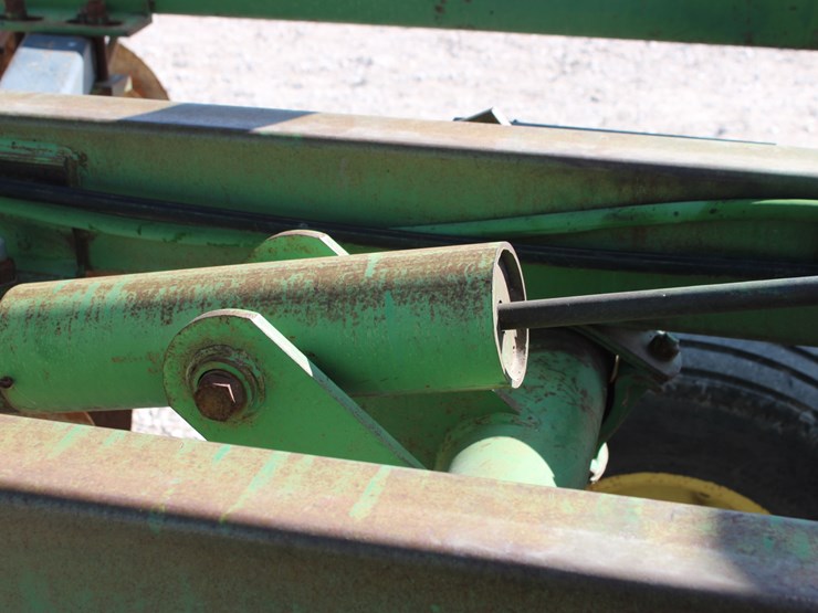 john-deere-235-image-30