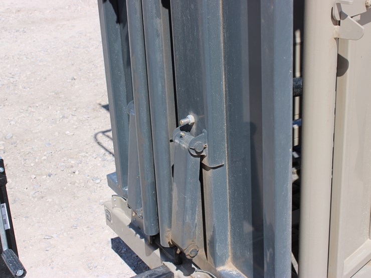 #1085-•-new-circle-t-portable-hydraulic-squeeze-chute-image-12