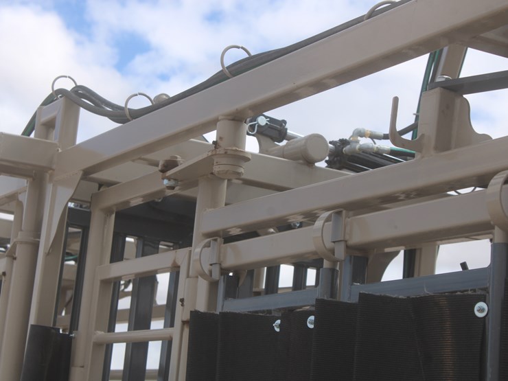 #1083-•-new-circle-t-portable-complete-cattle-processing-system-image-27