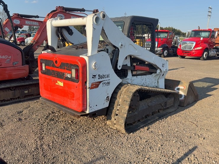2017-bobcat-t740-image-7