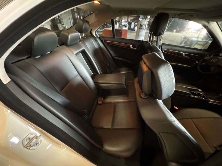 2013-mercedes-benz-c250-4-door-sedan-(123,035-miles)-image-19