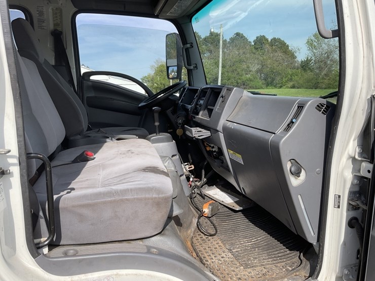 2017-isuzu-nqr-image-11