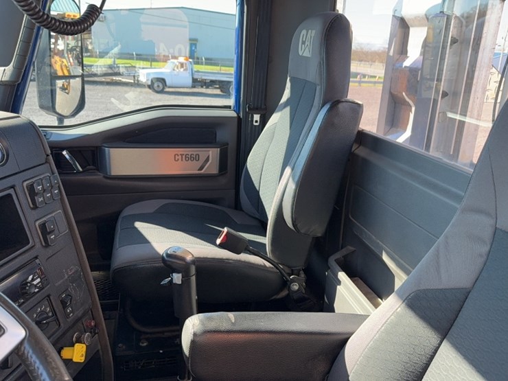 2016-caterpillar-ct660-image-14