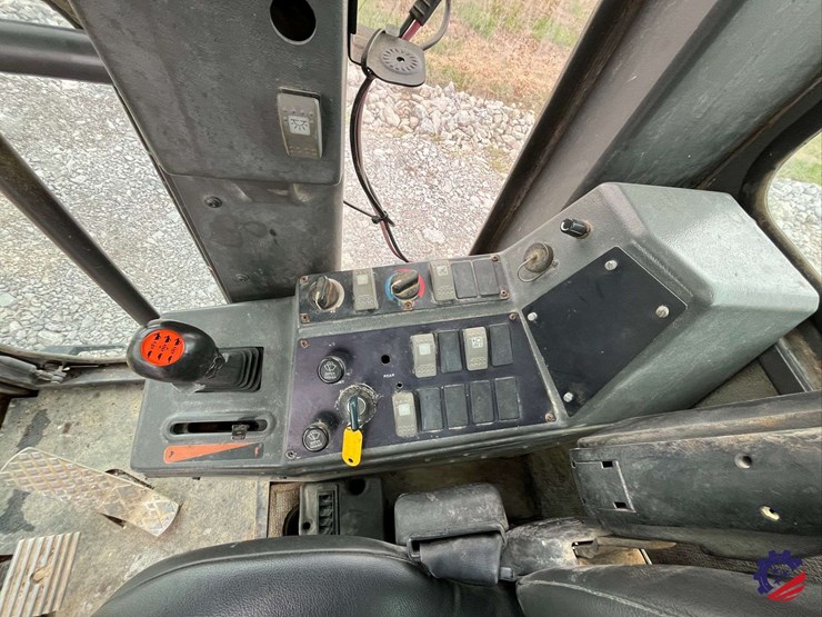 2003-volvo-g710b-image-61