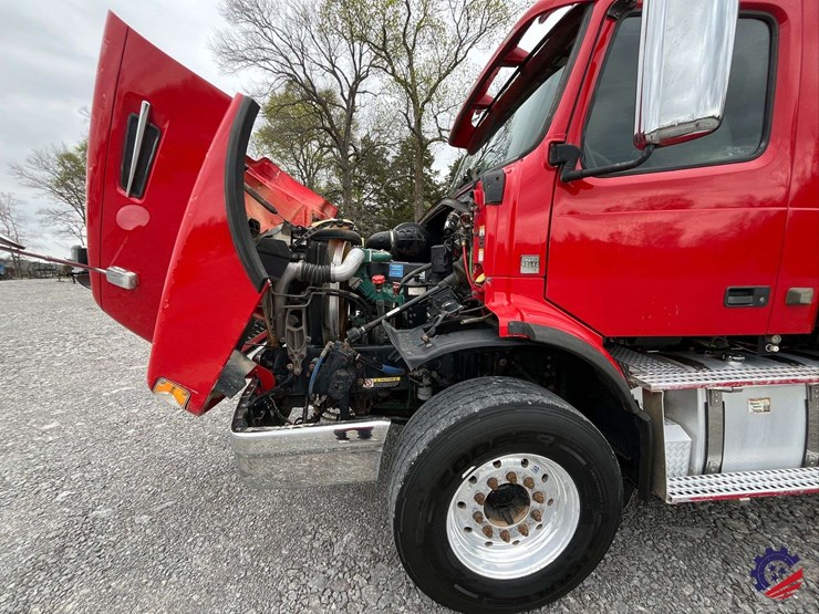 2011-volvo-truck-vhd-tri-axle-dump-truck-image-56