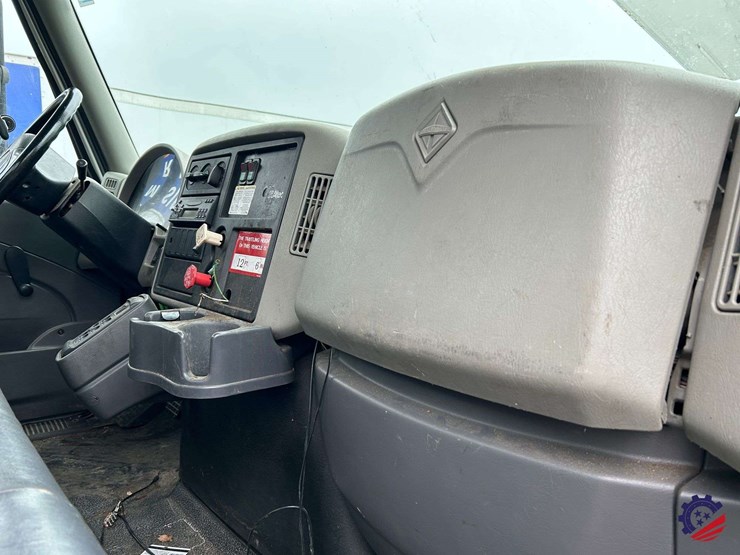 2009-international-7400-image-56